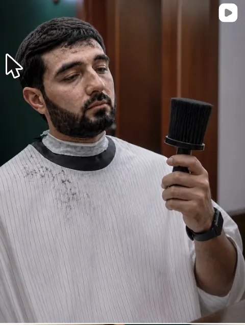 Thems Barberia zalida mijoz — to'q yashil devor va yog'och bezak